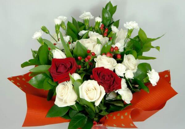 Red and white roses - bouquet - Image 2